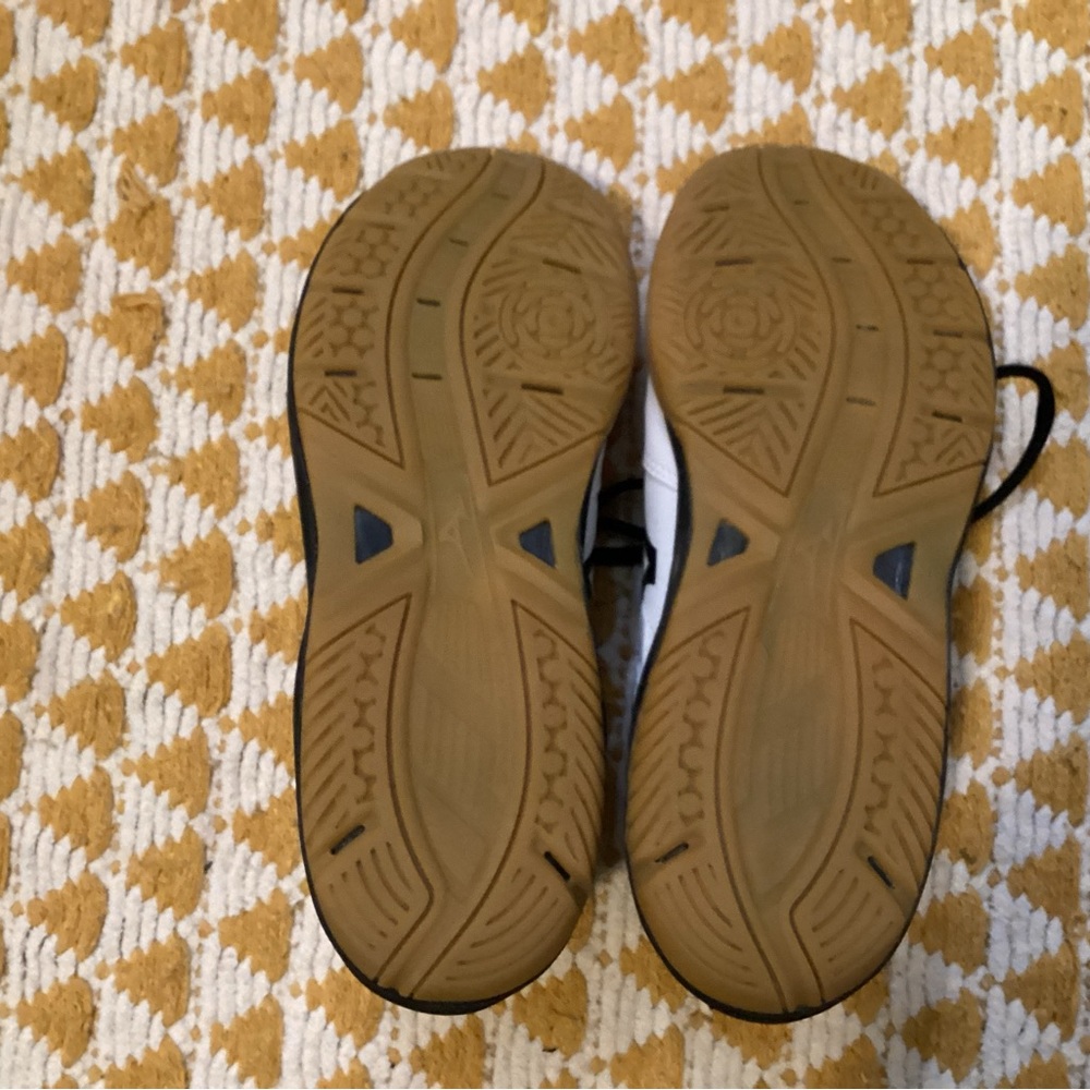 Size 10 Womens Mizuno Cyclone Speed volleyball court shoes.